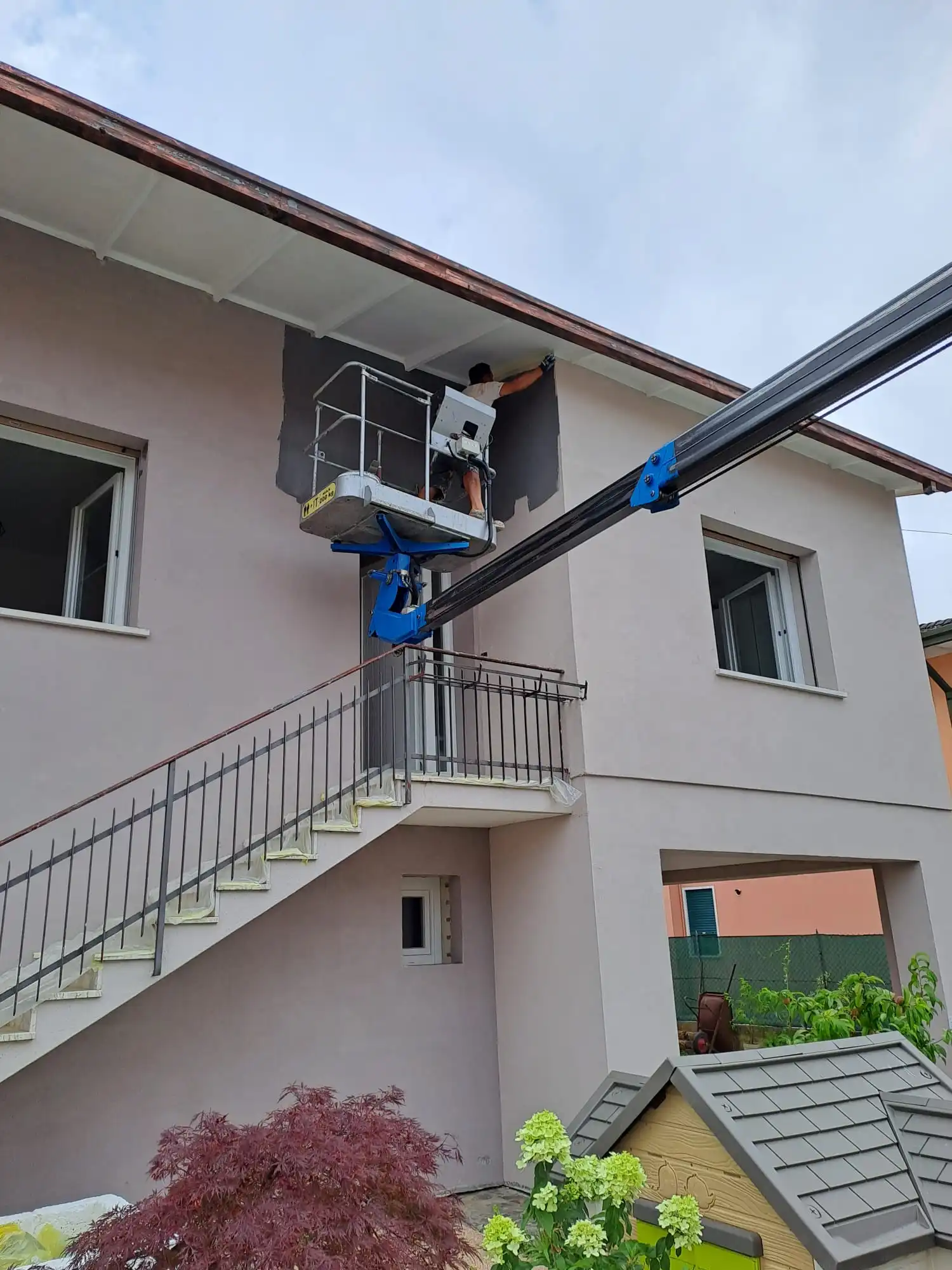 Lavori di rifacimento esterno in corso